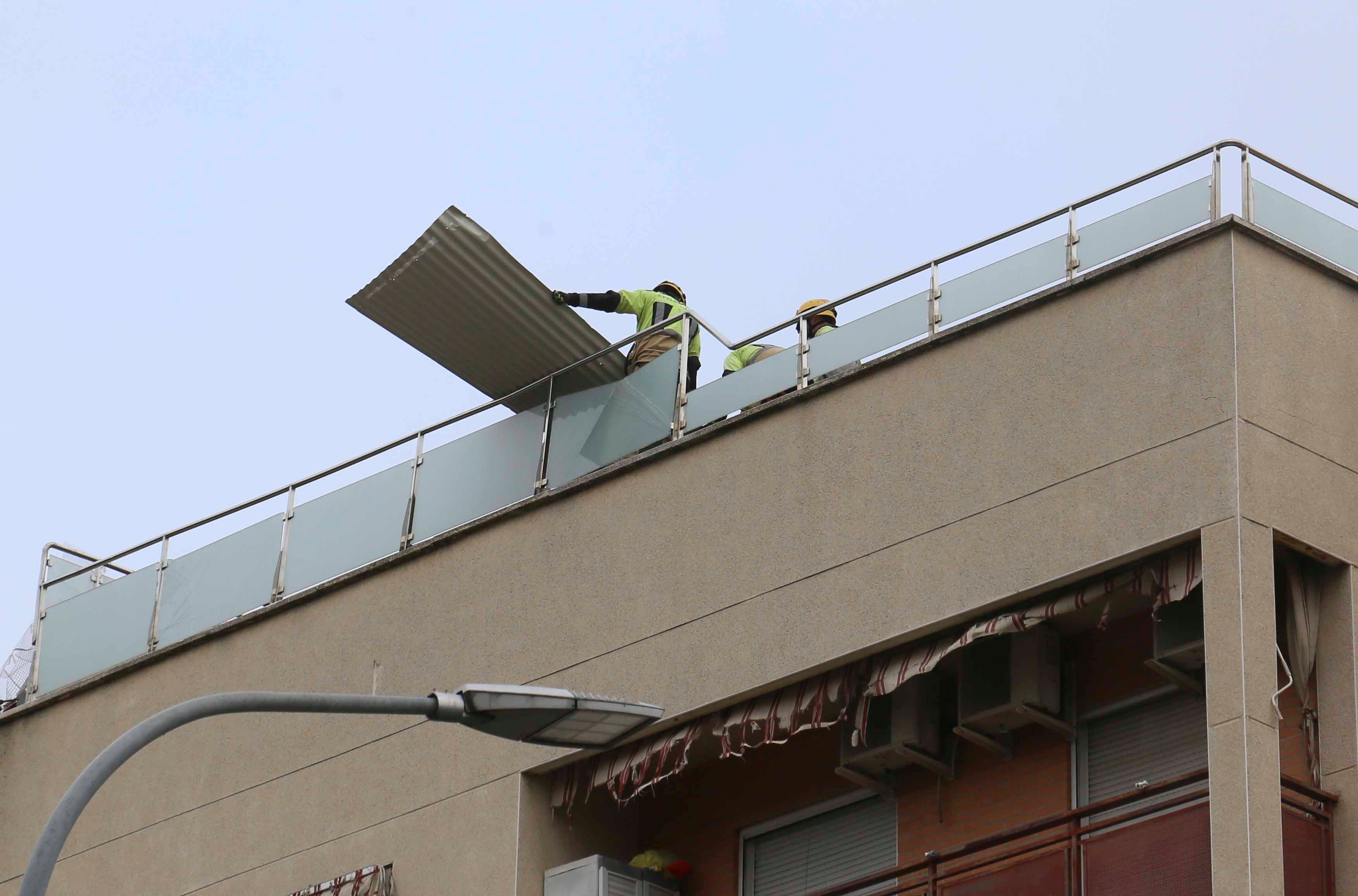 Efectivos del parque de bomberos de Mérida y trabajadores del Ayuntamiento han retirado la cubierta del centro de Salud que ha volado por las rachas de viento de la borrasca Herminia.