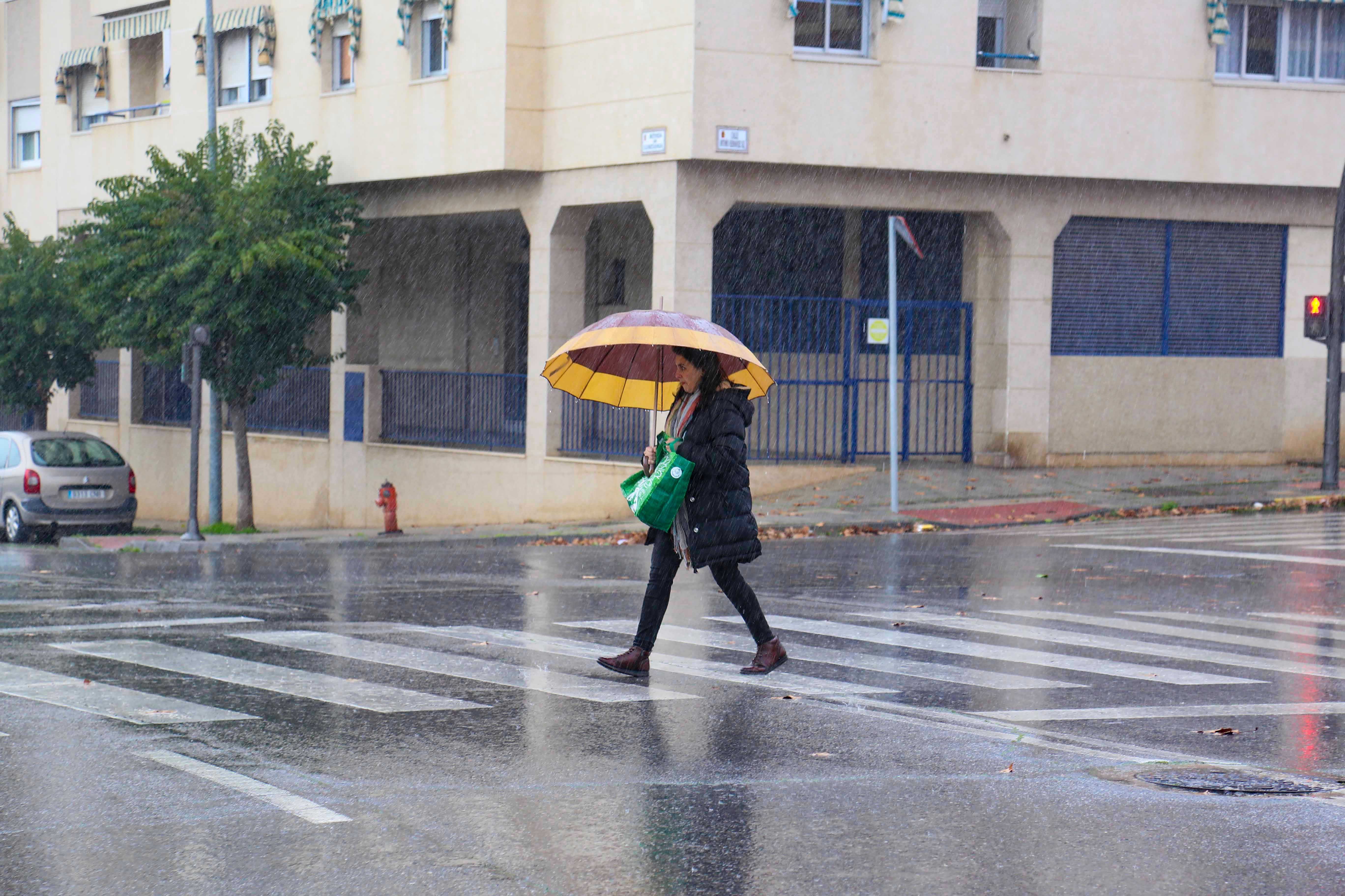 La lluvia y el viento han sido los protagonistas de la mañana en la capital extremeña.