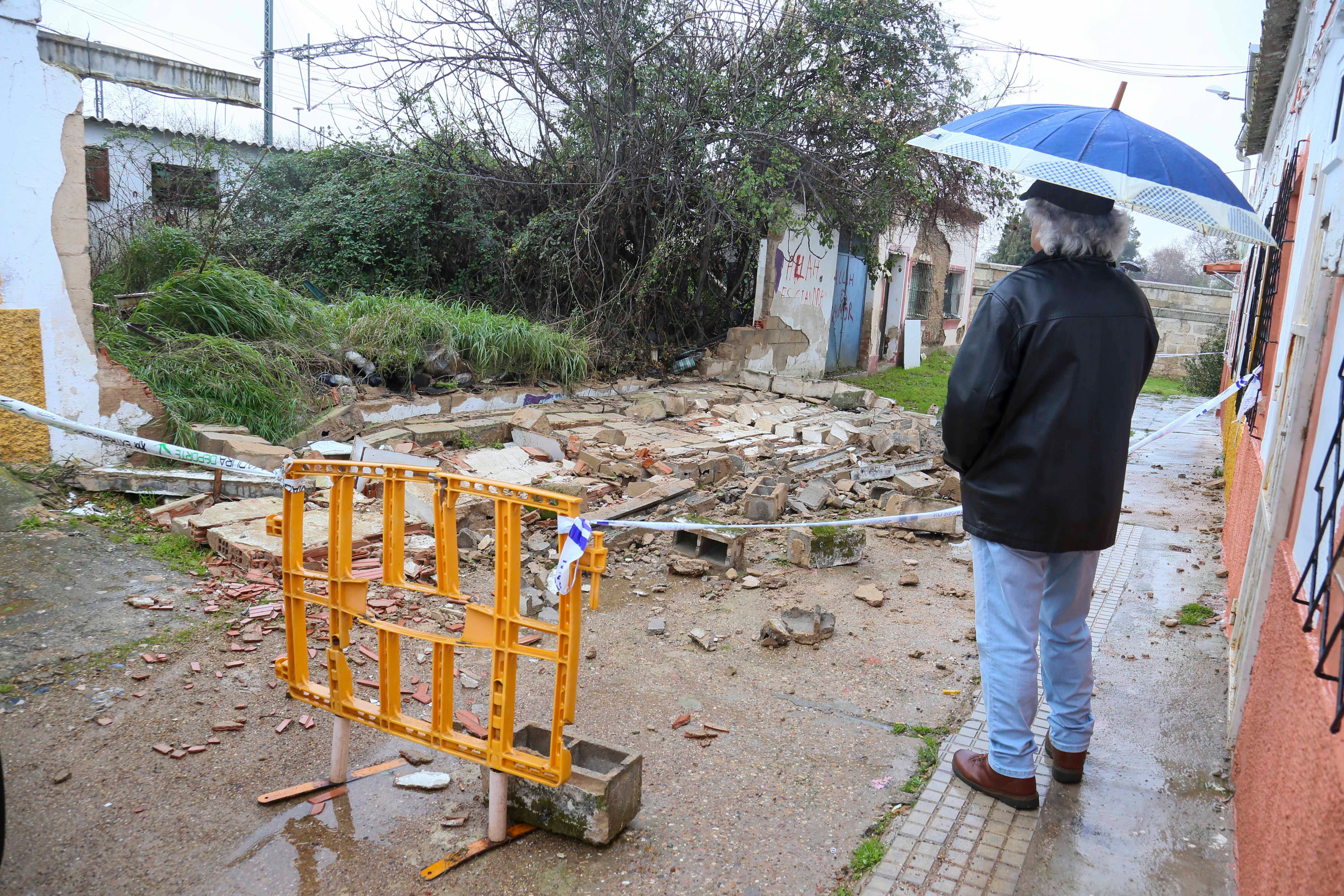El viento ha derribado el muro de una vivienda abandonada cerca del acueducto de Los Milagros.