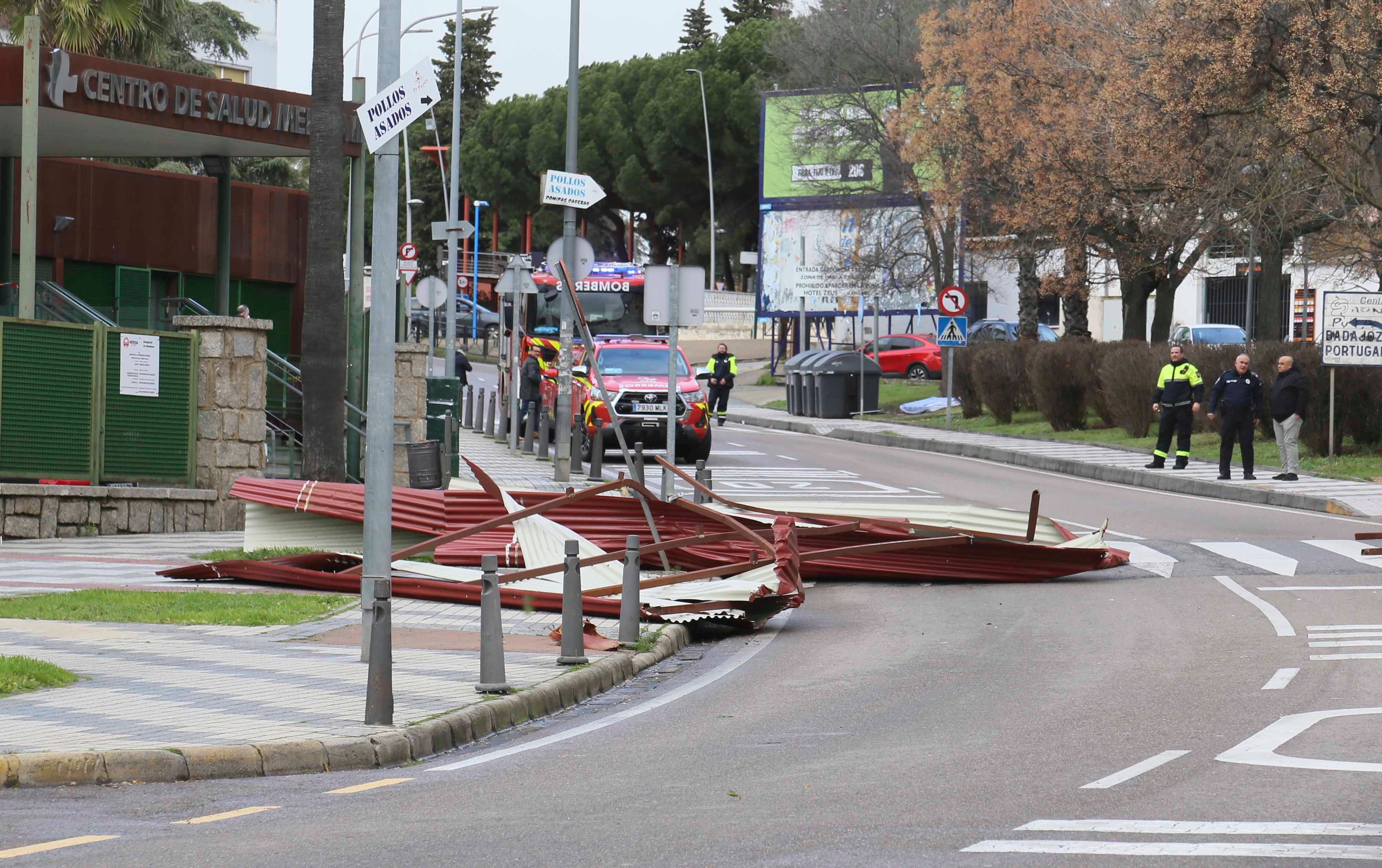 Efectivos del parque de bomberos de Mérida y trabajadores del Ayuntamiento han retirado la cubierta del centro de Salud que ha volado por las rachas de viento de la borrasca Herminia.