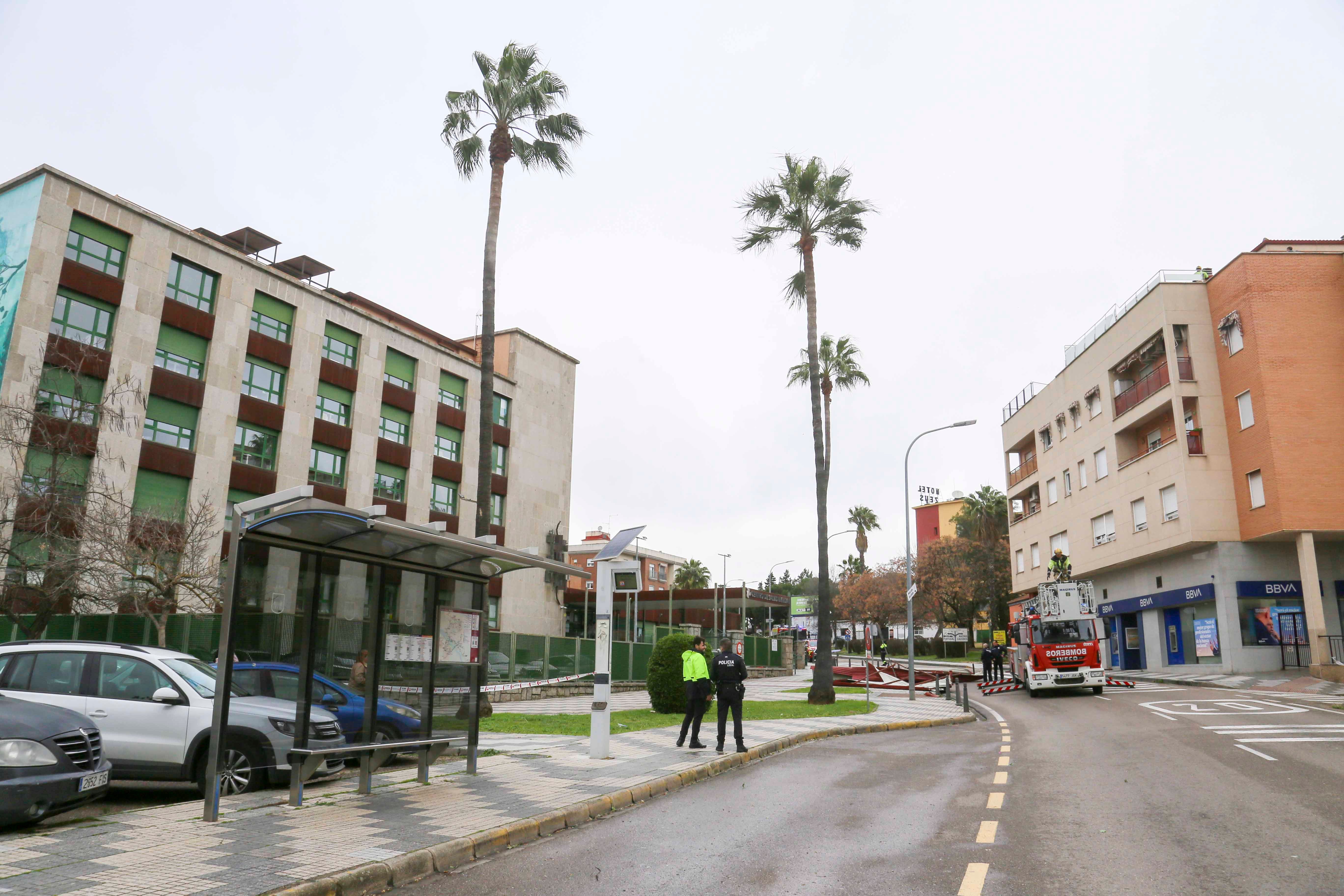 Efectivos del parque de bomberos de Mérida y trabajadores del Ayuntamiento han retirado la cubierta del centro de Salud que ha volado por las rachas de viento de la borrasca Herminia.