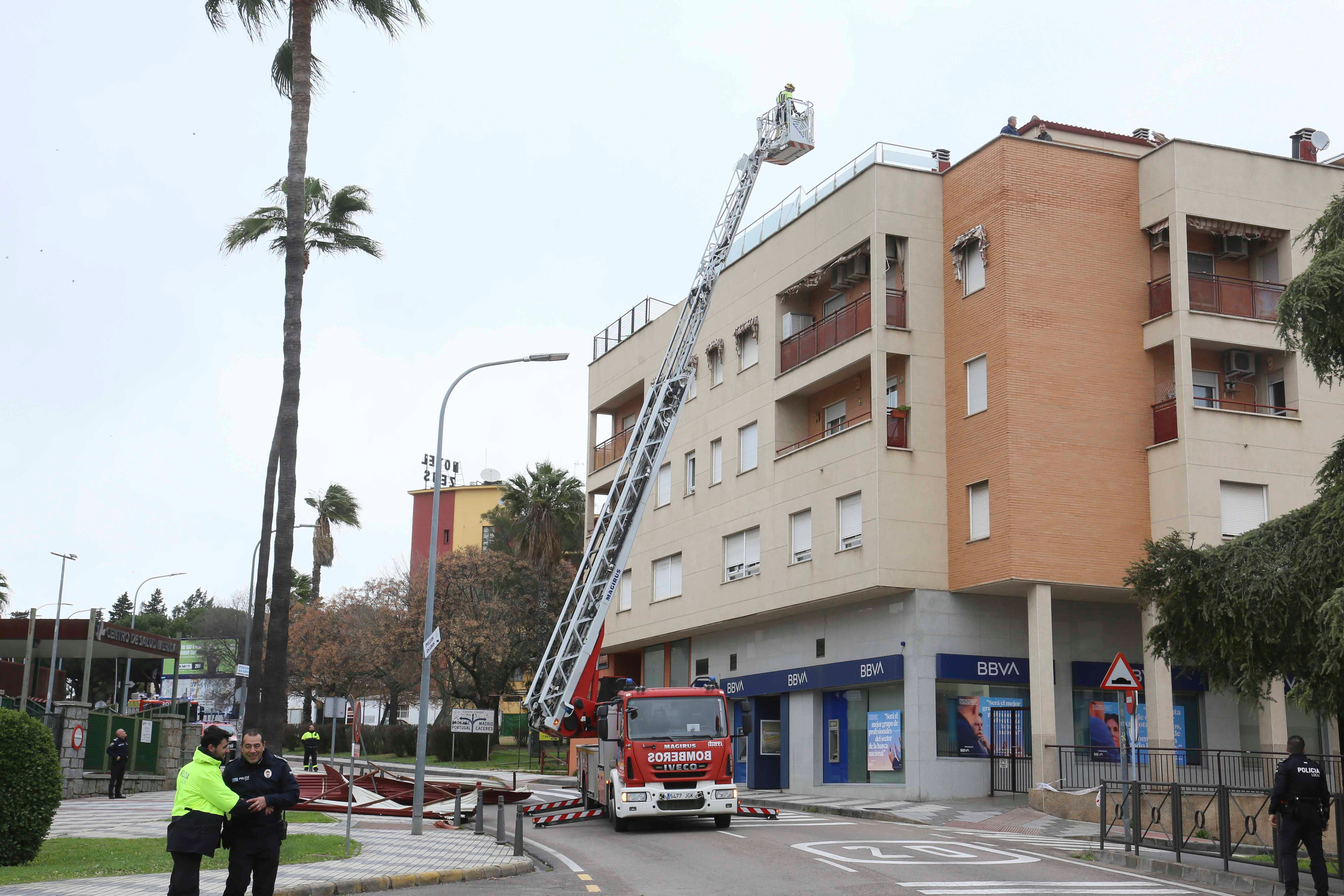 Efectivos del parque de bomberos de Mérida y trabajadores del Ayuntamiento han retirado la cubierta del centro de Salud que ha volado por las rachas de viento de la borrasca Herminia.