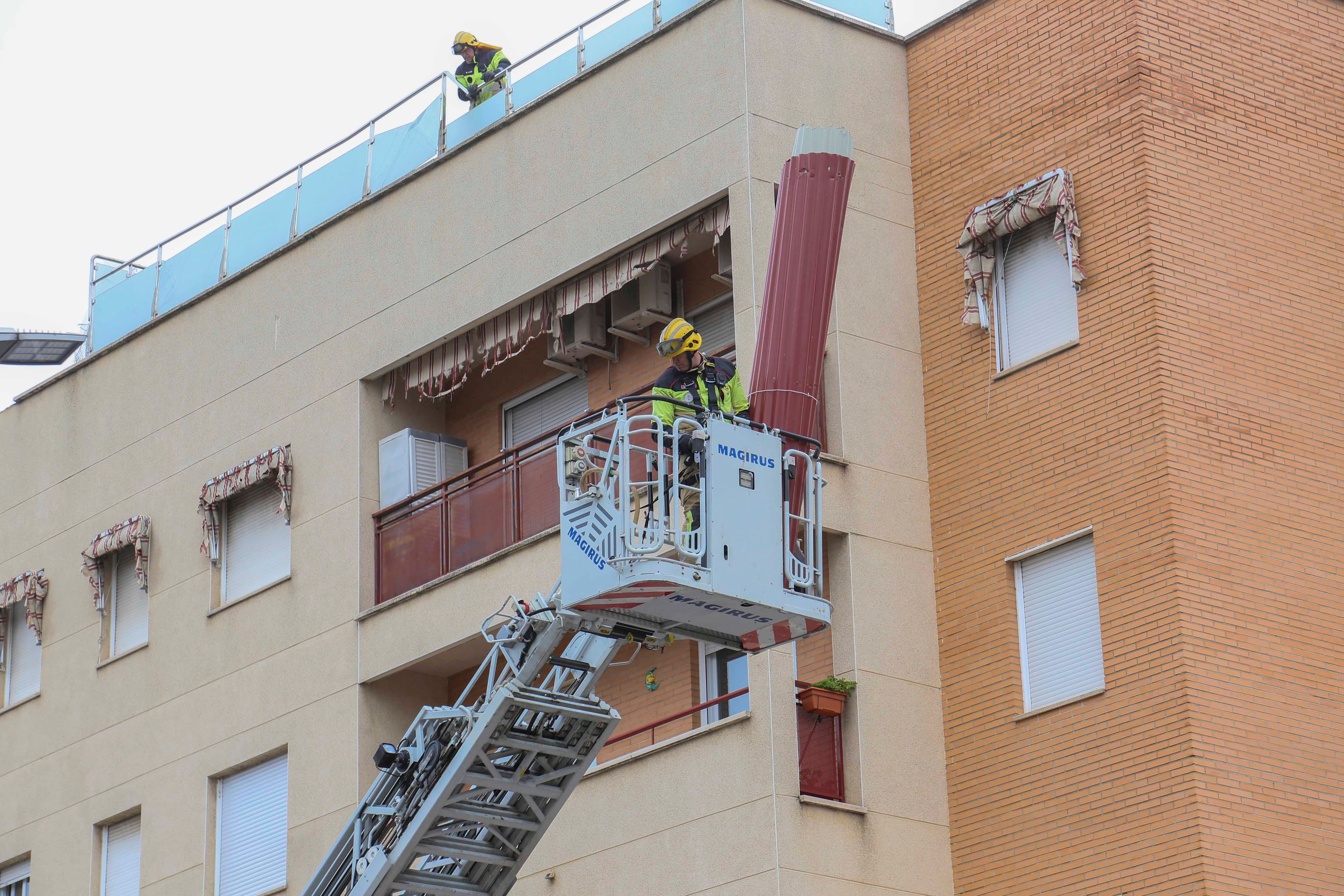 Efectivos del parque de bomberos de Mérida y trabajadores del Ayuntamiento han retirado la cubierta del centro de Salud que ha volado por las rachas de viento de la borrasca Herminia.
