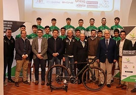 El Pebetero Extremadura durante su presentación en Zafra junto a las autoridades públicas.