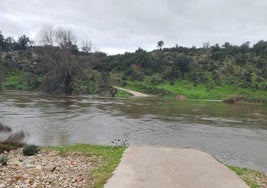 La crecida del río Salor impide el paso a los vehículos en este punto.