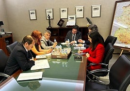 El consejero de Economía Guillermo Santamaría, con miembros de la Asociación Extremeña de Empresa Familiar.