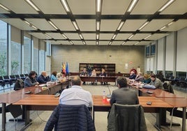 Reunión que ayer mantuvieron responsables de la consejería y los sindicatos docentes.