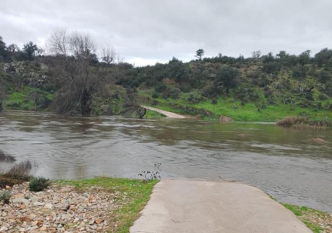 La crecida del río Salor ha hecho que los vecinos de la finca Cuarto del Baño hayan quedado aislados.