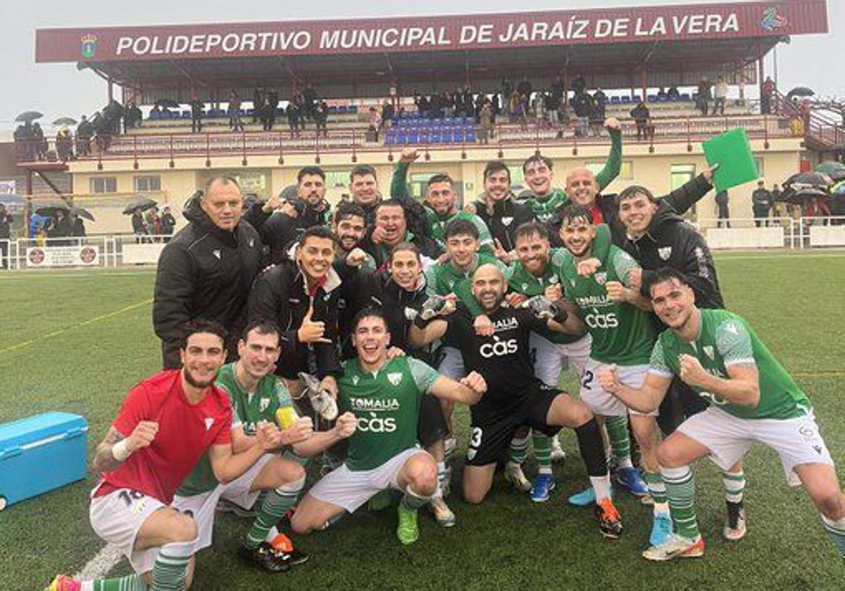 Los jugadores del Santa Amalia celebran el triunfo en el campo del líder Jaraíz.