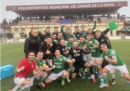 Los jugadores del Santa Amalia celebran el triunfo en el campo del líder Jaraíz.