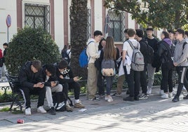 Estudiantes a la salida de clase de un instituto pacense en una imagen de archivo.