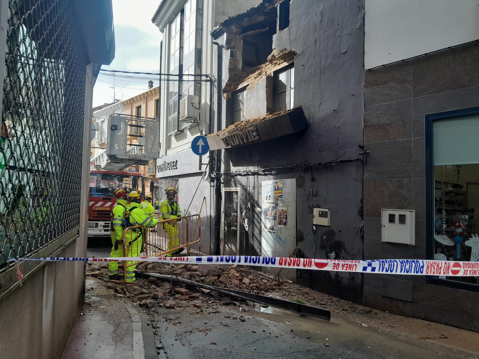 El viento y el agua han provocado que se derrumbe gran parte de una vivienda en la calle Zaragoza de Navalmoral de la Mata, muy próxima a la zona peatonal.