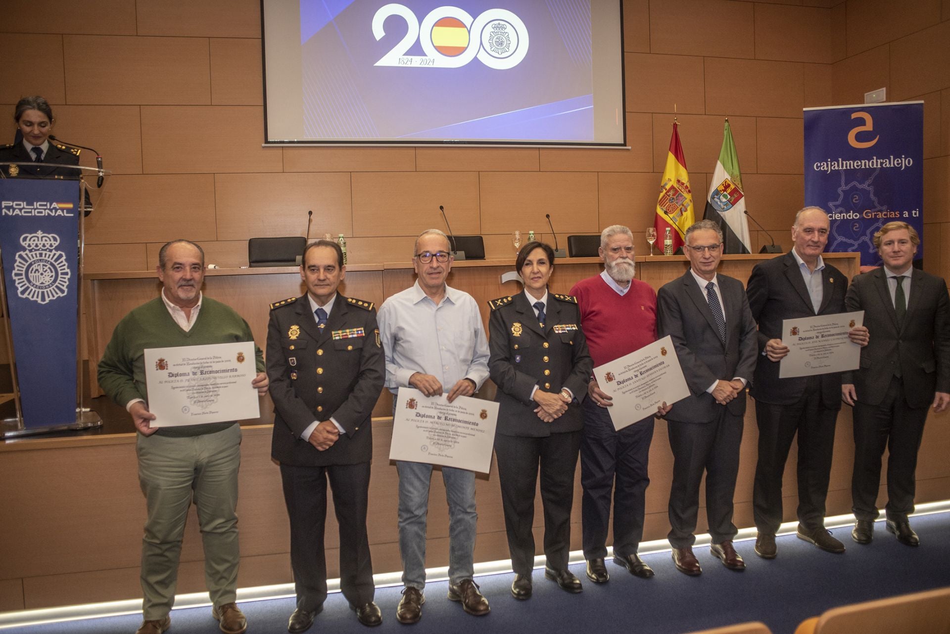 Fotos | La Policía Nacional reconoce a los trece agentes jubilados en Extremadura en 2024