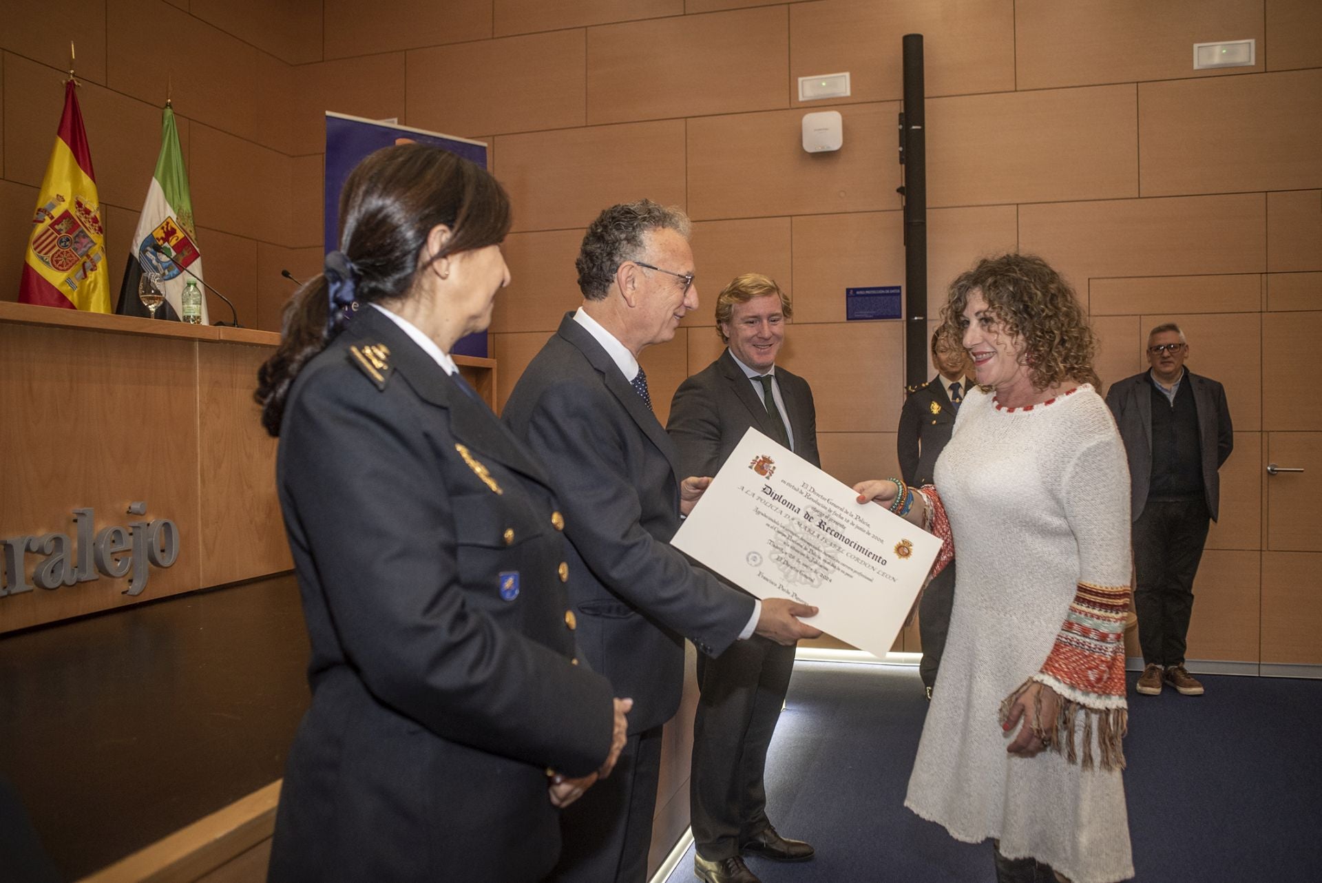 Fotos | La Policía Nacional reconoce a los trece agentes jubilados en Extremadura en 2024