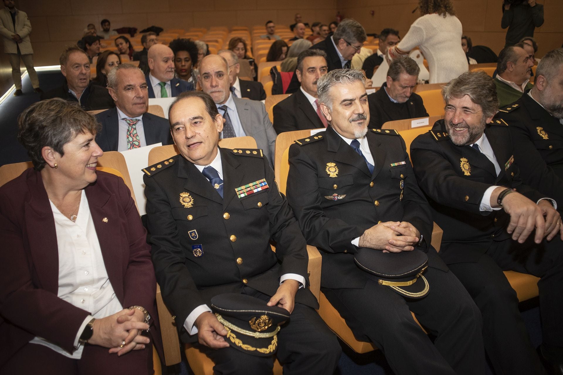 Fotos | La Policía Nacional reconoce a los trece agentes jubilados en Extremadura en 2024