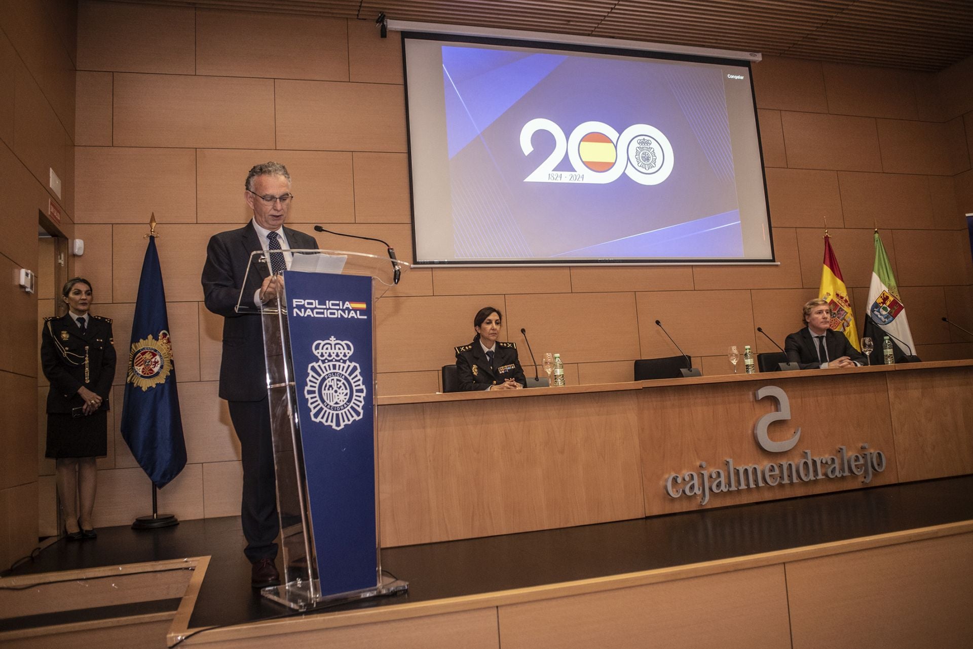 Fotos | La Policía Nacional reconoce a los trece agentes jubilados en Extremadura en 2024