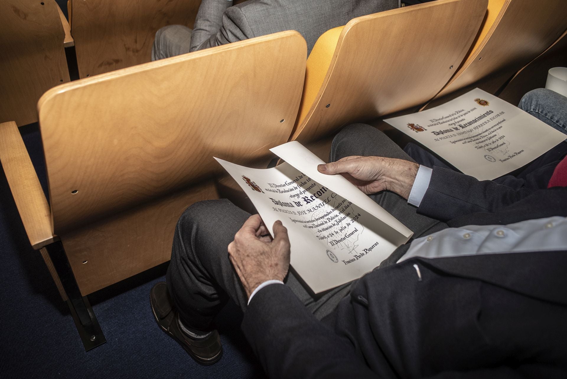 Fotos | La Policía Nacional reconoce a los trece agentes jubilados en Extremadura en 2024