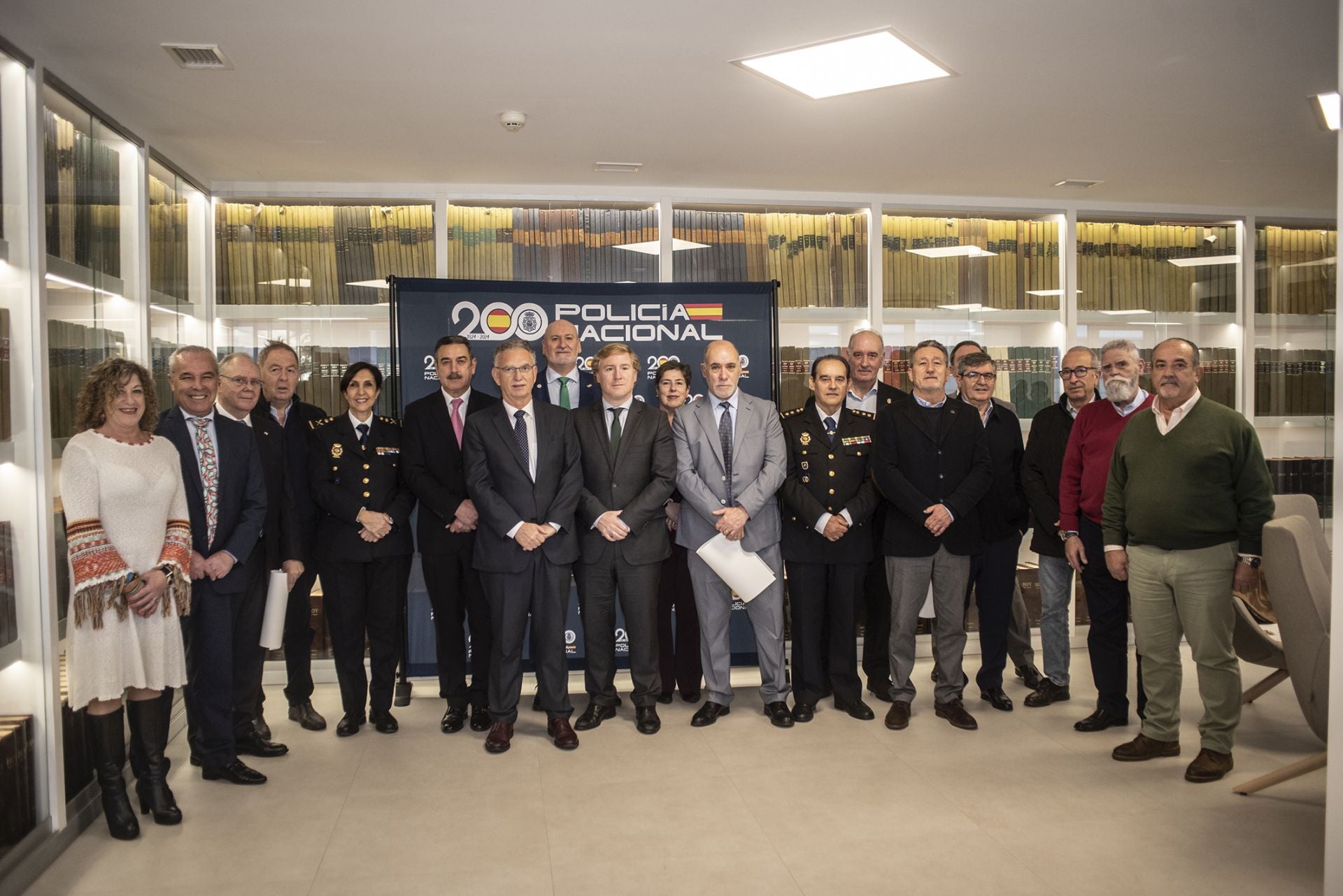 Fotos | La Policía Nacional reconoce a los trece agentes jubilados en Extremadura en 2024