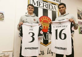 Nil Jiménez y Edu Sánchez posando con sus nuevas camisetas en el Romano.