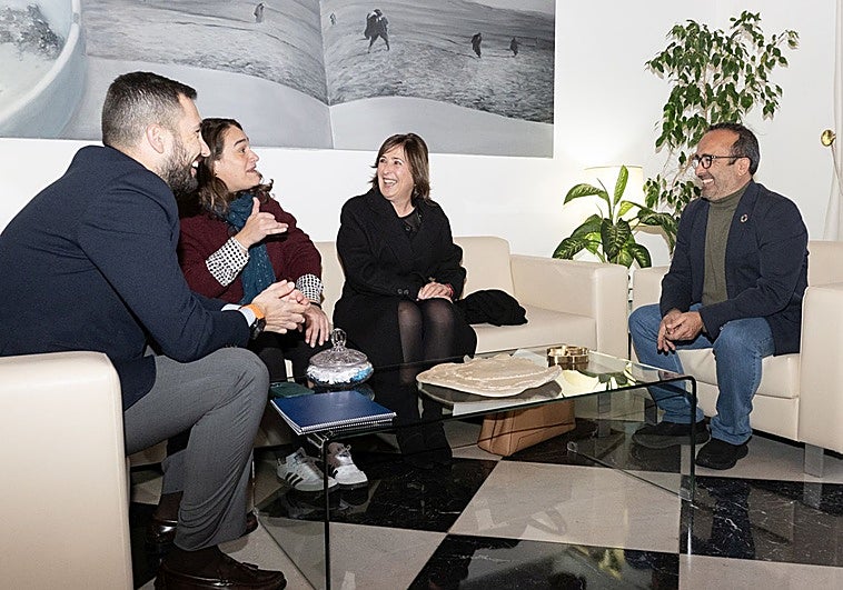 Morales, al fondo, con la presidenta de Apilca, Emilia Casado, y otros miembros del colectivo.