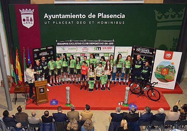 Integrantes de los tres equipos femeninos del GR100 placentino.