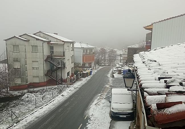 La nieve ha cubierto la localidad cacereña de La Garganta.
