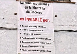 Cartel contra la mina en la calle Pizarro de Cáceres .