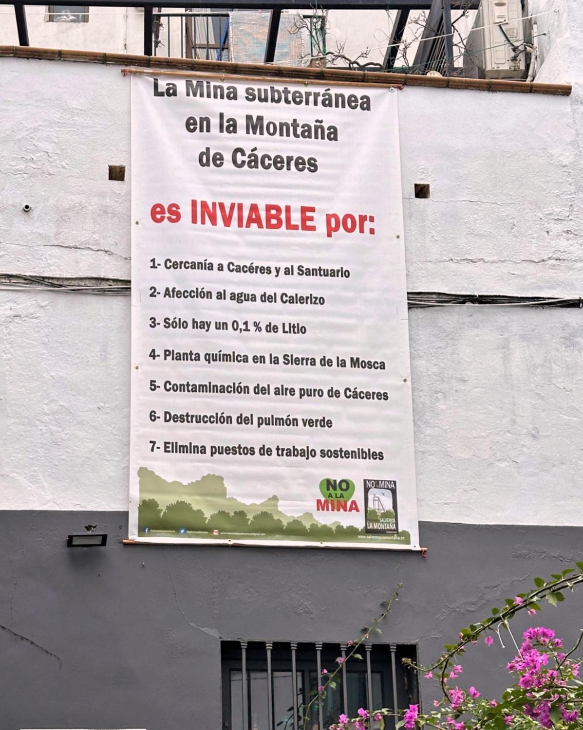 Cartel contra la mina en la calle Pizarro de Cáceres .