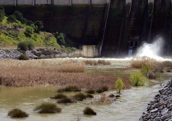 La presa de Alange soltando agua al Matachel.