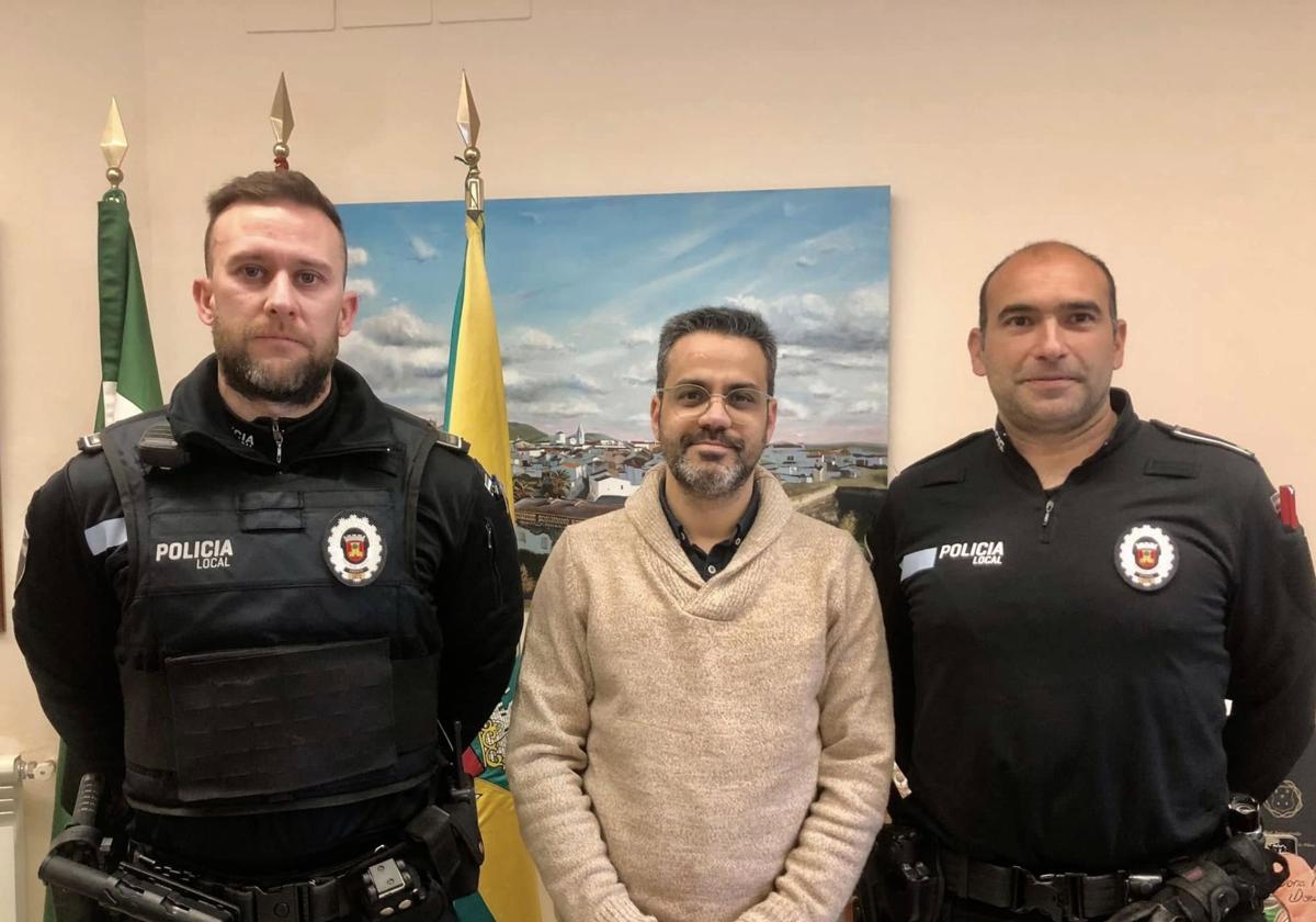 El agente José David Tapia junto al alcalde de Olivenza y al jefe de la Policia Local, Francisco Javier Hereda