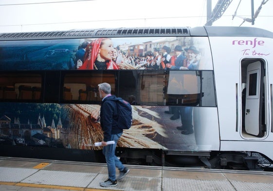 Imagen del tren decorado que formó parte de la primera ruta turística.