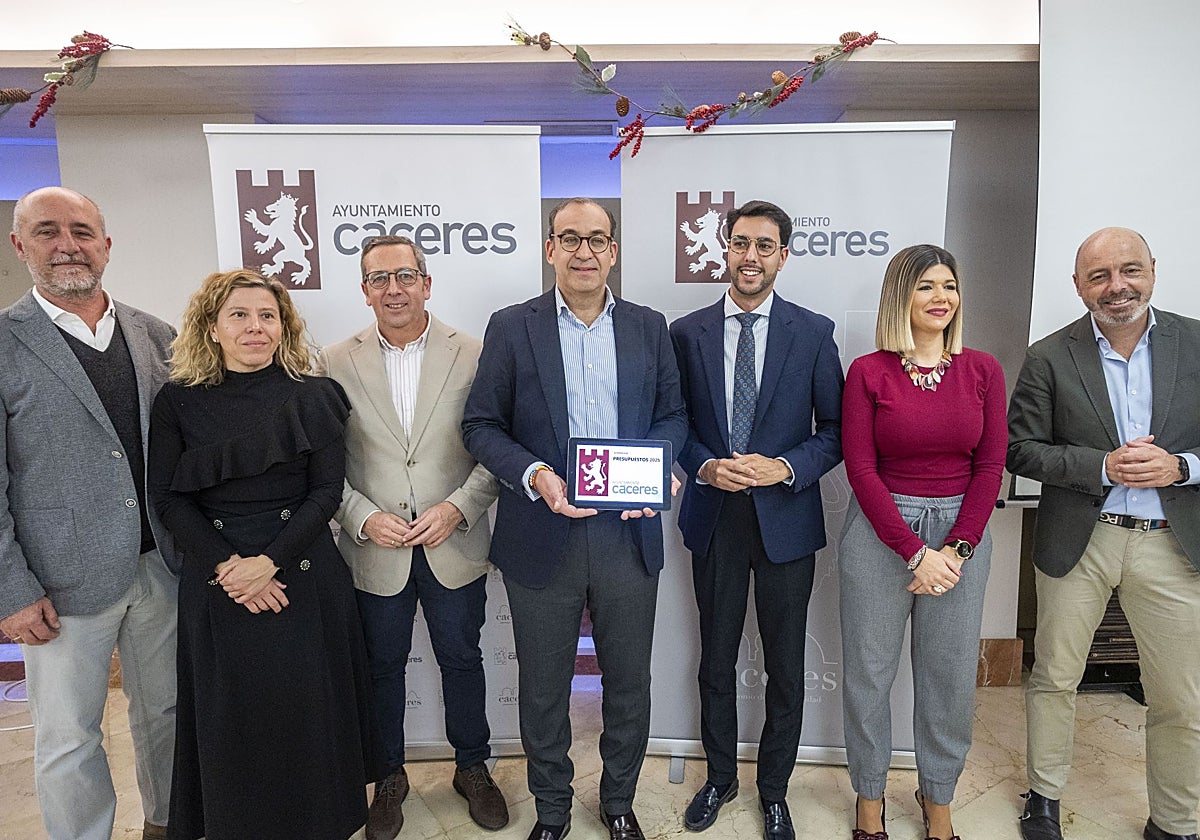 El alcalde y los concejales, en diciembre pasado, en la presentación del borrador presupuestario.