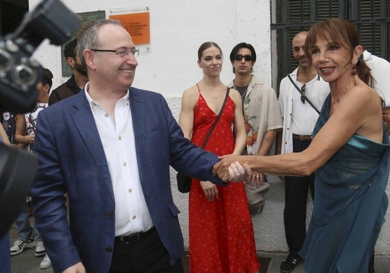 Jesús Cimarro estrecha la mano a Victoria Abril, protagonista de 'Medusa', el pasado verano en el Festival de Mérida.