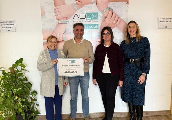 El edil Carlos Pérez hace entrega de la donación a la Asociación Oncológica de Extremadura.