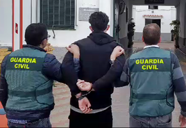 Uno de los detenidos en la operación 'Cigarrón' dirigida por varias unidades de la Comandancia de Zafra.