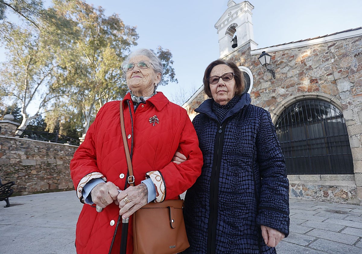 Concesa Corchero y Carolina García, dos de las tres homenajeadas, este jueves delante de la parroquia de San Blas.