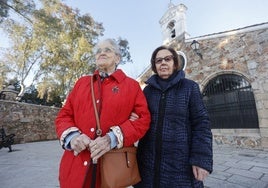 Concesa Corchero y Carolina García, dos de las tres homenajeadas, este jueves delante de la parroquia de San Blas.