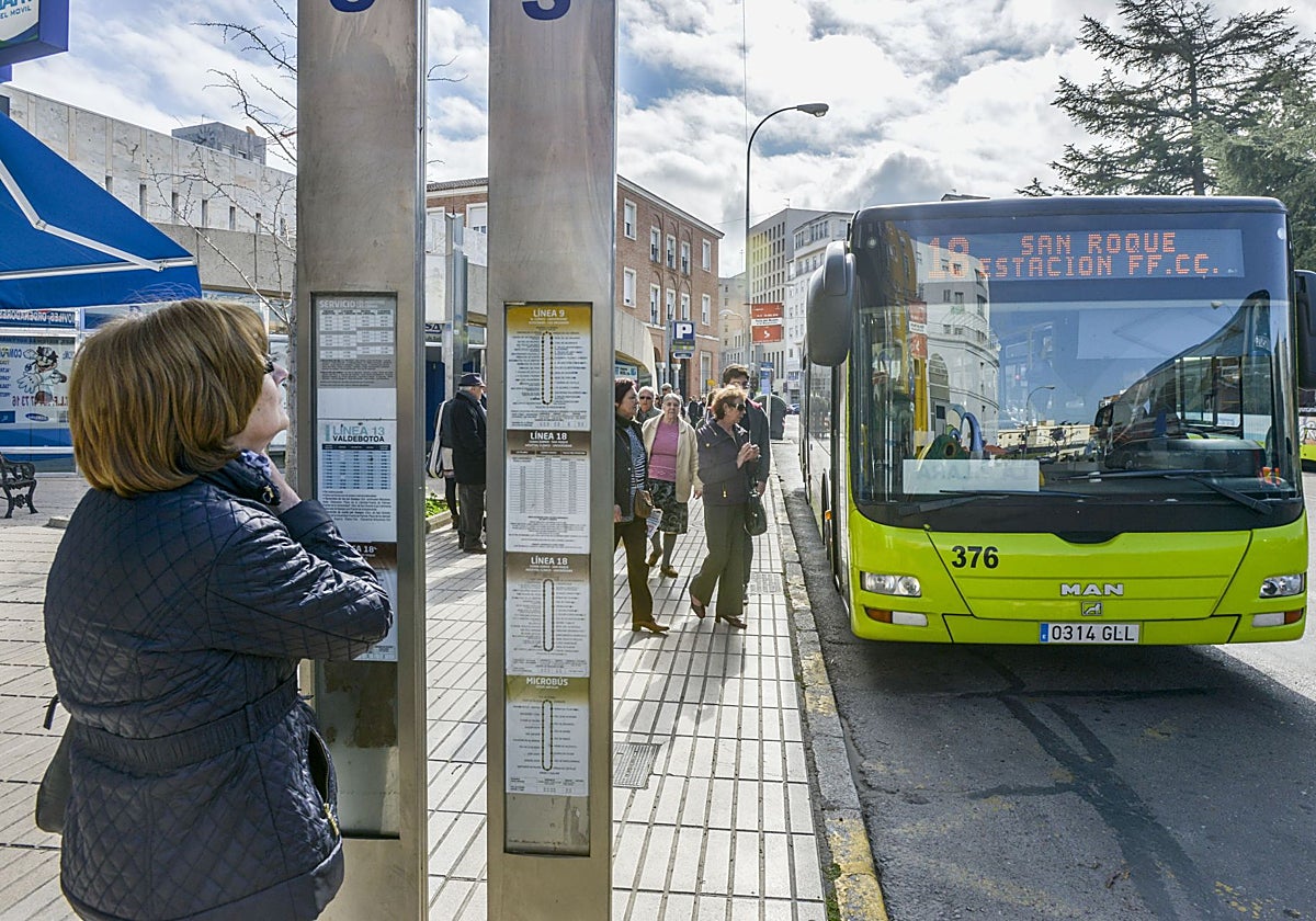 Buses en la plaza de la Libertad.