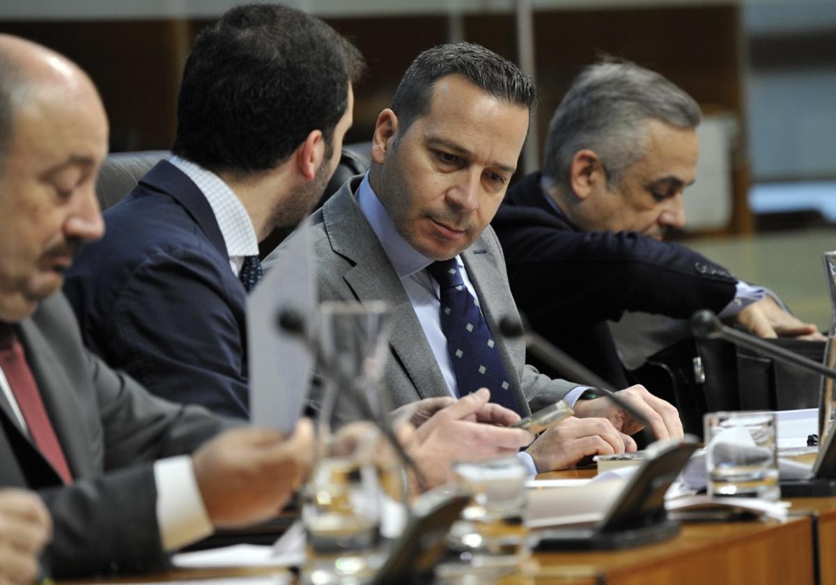 Diputados de Vox en la Asamblea de Extremadura, en el pleno de este jueves.