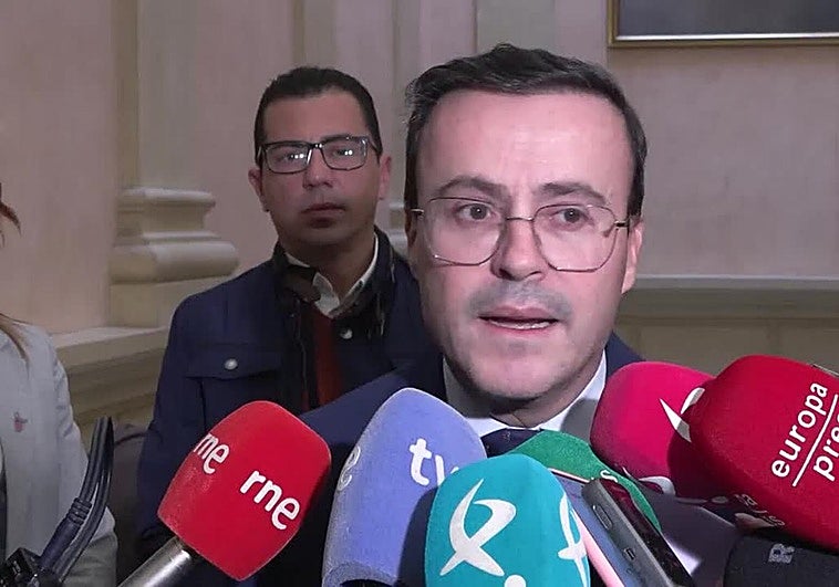 El presidente de la Diputación de Badajoz y secretario general del PSOE extremeño, Miguel Ángel Gallardo, en declaraciones a los medios este jueves.
