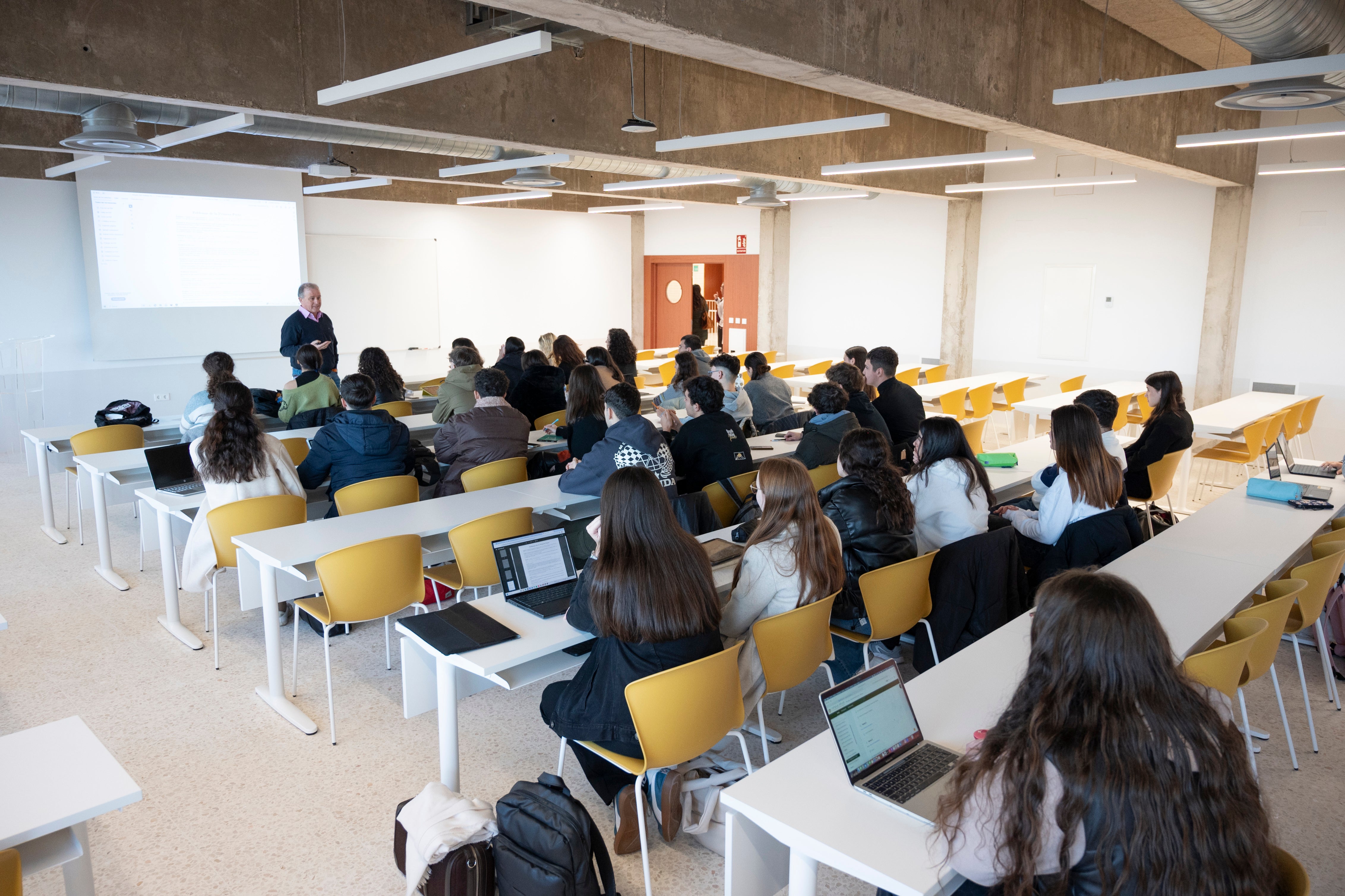 Fotos | Los estudiantes de Medicina, Enfermería y Fisioterapia estrenan las aulas de la nueva facultad