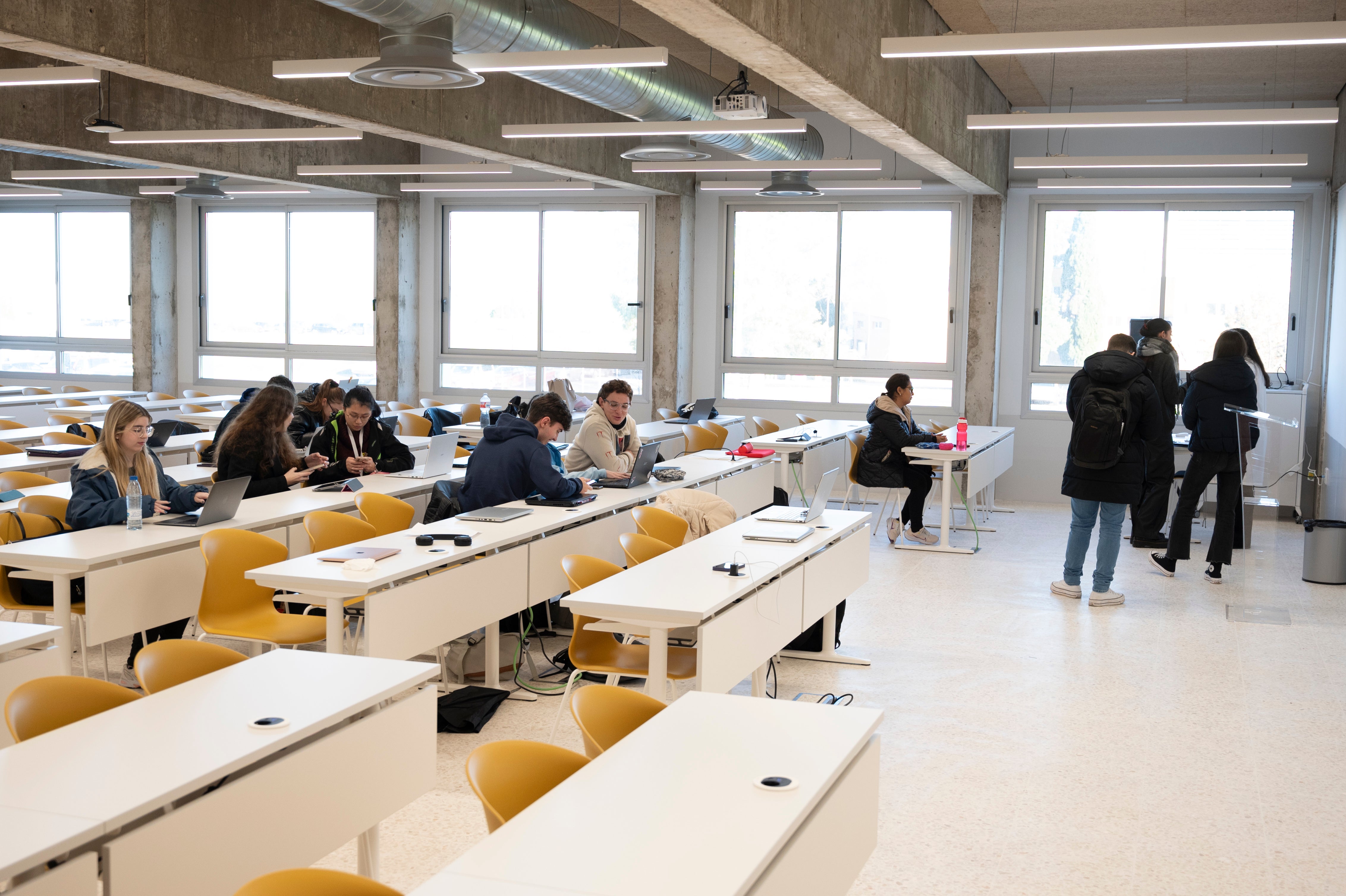 Fotos | Los estudiantes de Medicina, Enfermería y Fisioterapia estrenan las aulas de la nueva facultad