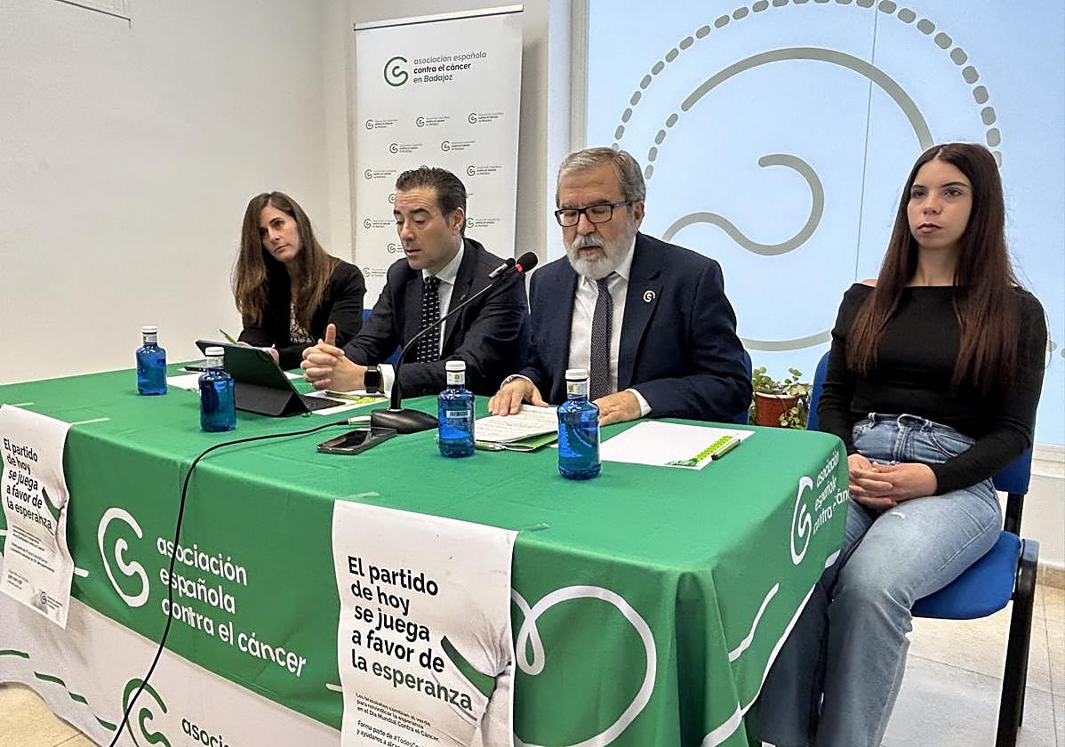 Rueda de prensa ofrecida este viernes por la AECC en Mérida.