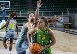 Lucía Méndez protege el balón durante un partido de esta temporada en el Multiusos.