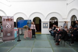 La directora de la EOI, Isabel Mena en el homenaje que ayer hicieron a Maribel.