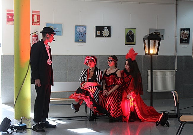 Alumnos de tercero de ESO representan la vida de Picasso.