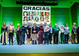 María Guardiola con empleados públicos jubilados y los consejeros Victoria Bazaga, Guillermo Santamaría y Elena Manzano, este viernes en Mérida.