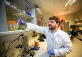 Miguel Anaya Martín en su laboratorio.