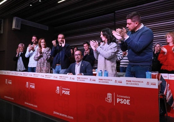 Ovación a Miguel Ángel Morales en el Comité Provincial del PSOE de este viernes.