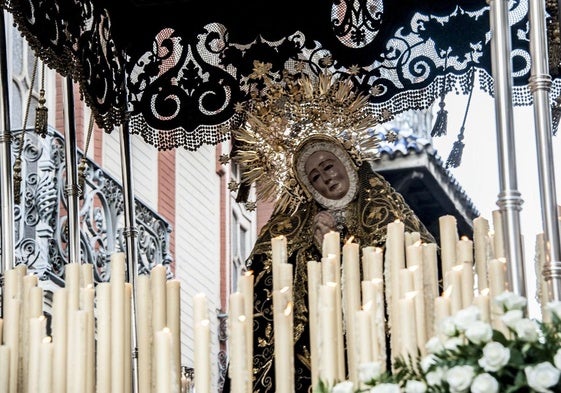 La Virgen de la Soledad, patrona de Badajoz, despierta fervor a su paso cada Jueves Santo.